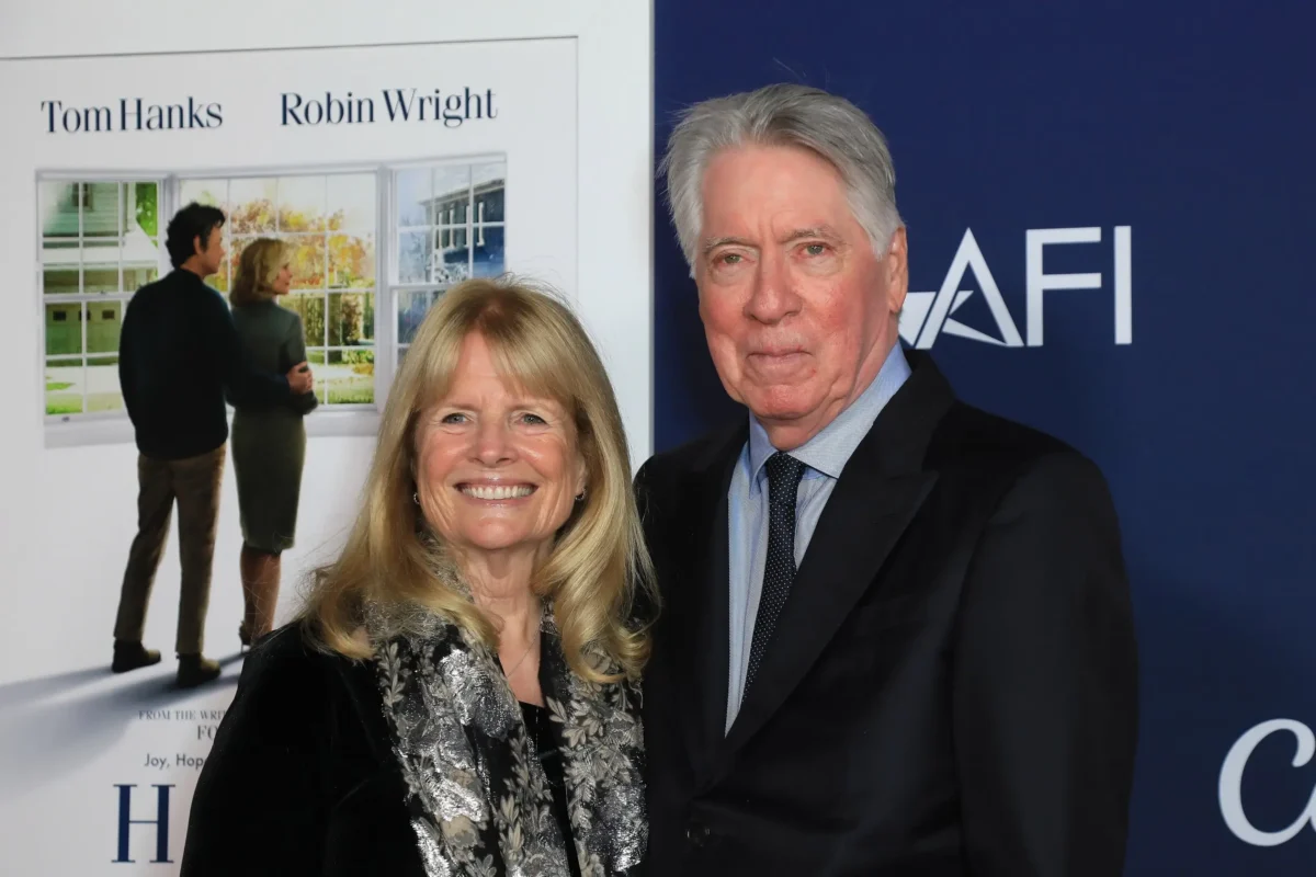 O hudbu se postaral Alan Silvestri. Zdroj: Shutterstock | TVGURU.cz Muž v kravatě a blonďatá žena