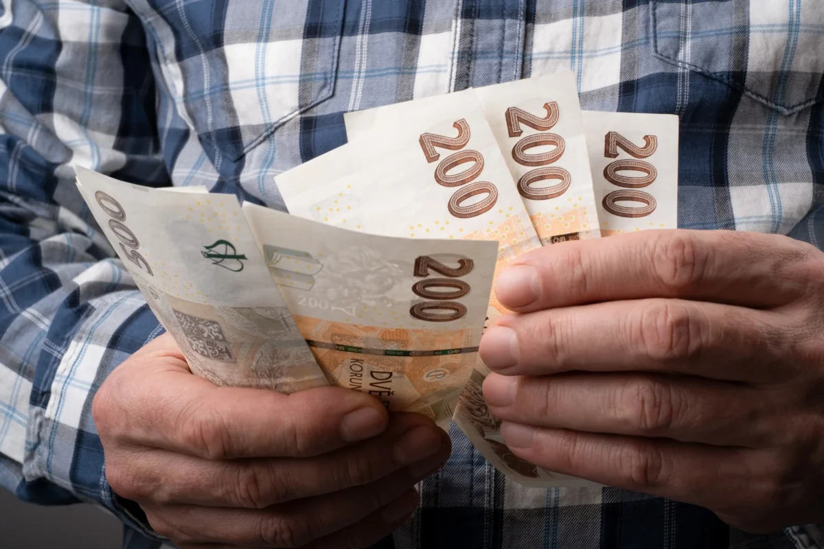 shutterstock_2237726275-2 | TVGURU.cz Muž přepočítává peníze.