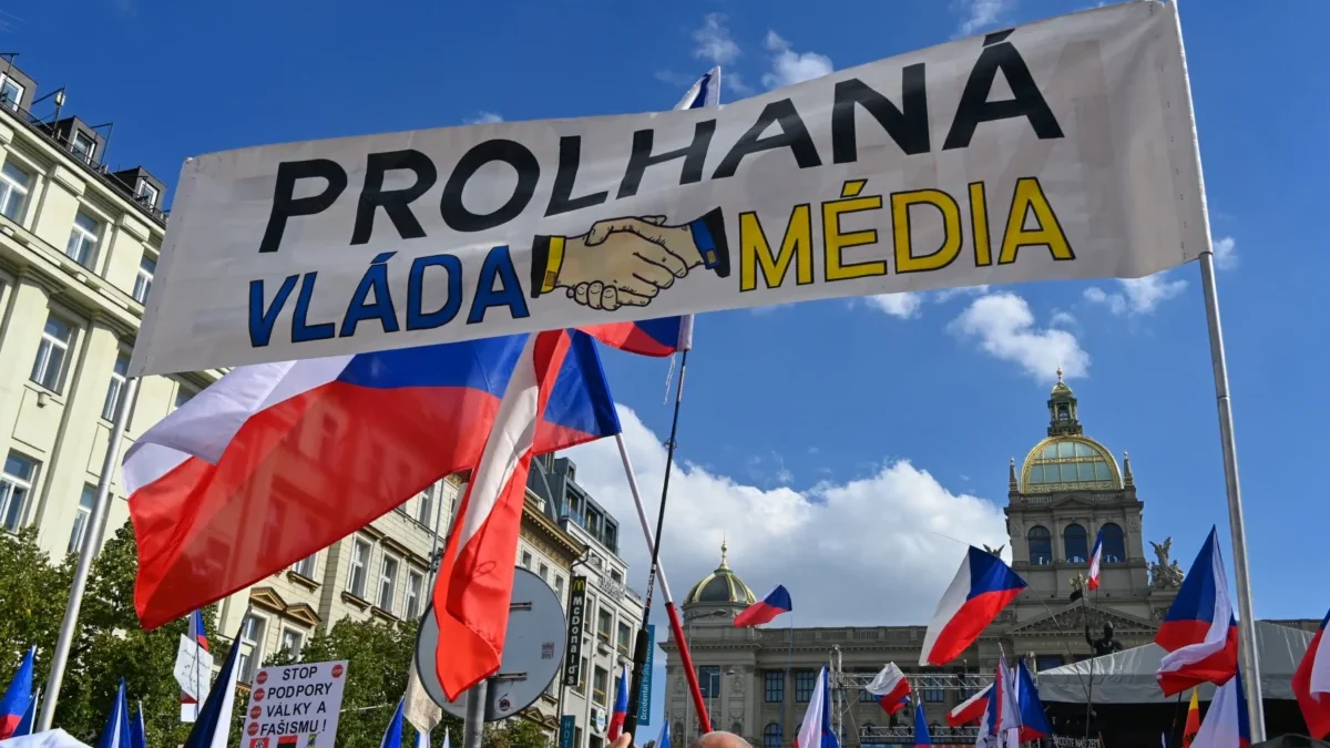 Protest v Praze s transparentem