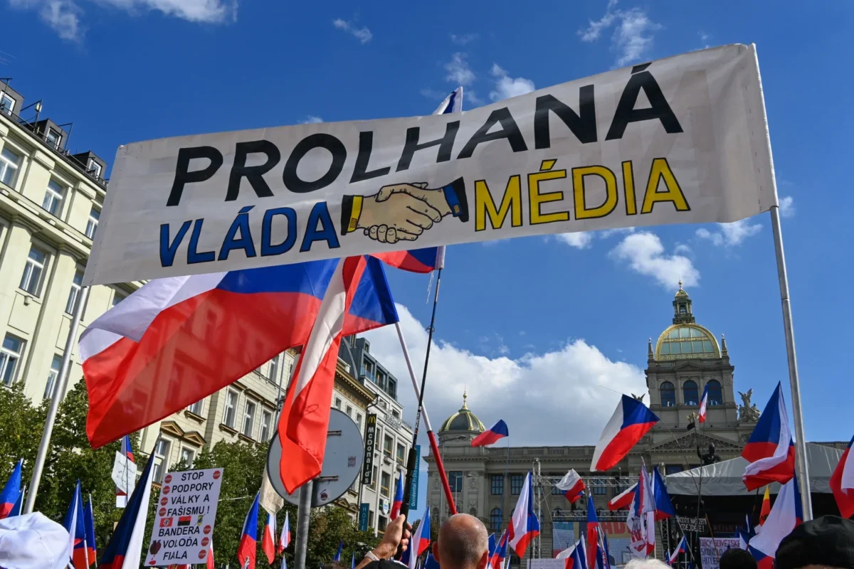 Protest v Praze s transparentem