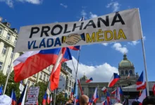 Protest v Praze s transparentem