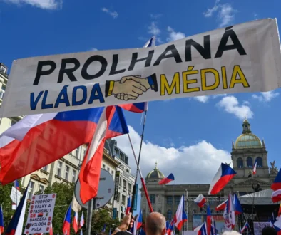 Protest v Praze s transparentem