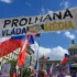 Protest v Praze s transparentem