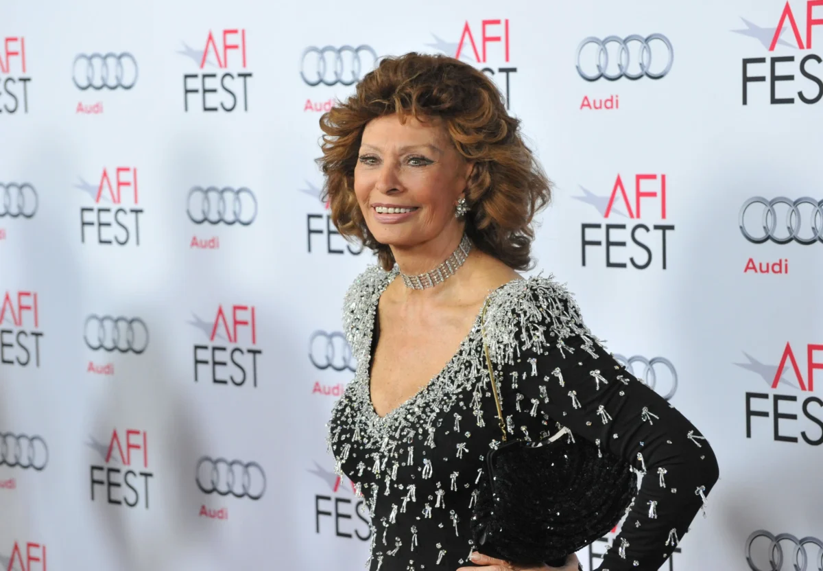 shutterstock_379471180 | TVGURU.cz Sophia Loren se zubí.