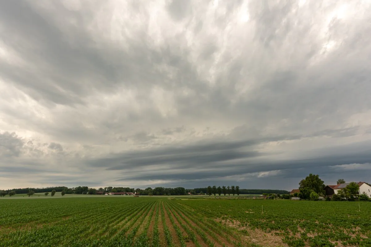 ThunderstormCloudsOverAFieldTornado-likeSupercellExtremeWeatherDangerous | TVGURU.cz bouřkové mraky