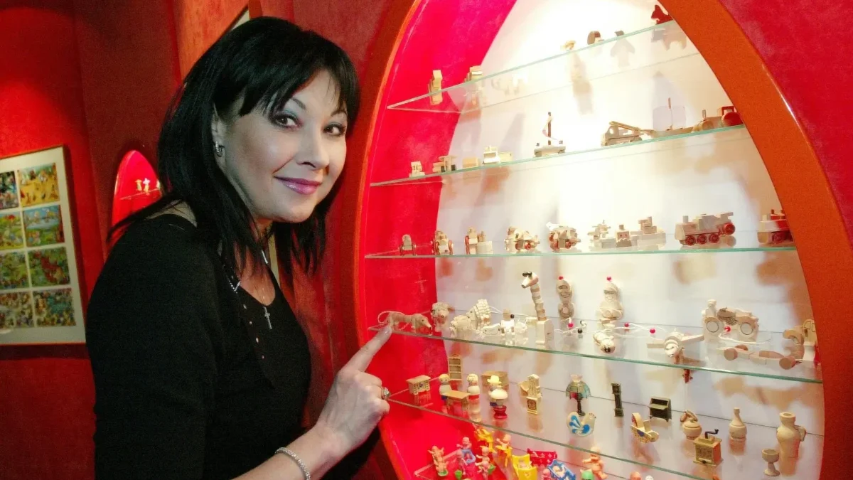 Dagmar Patrasová stojí u vitríny.