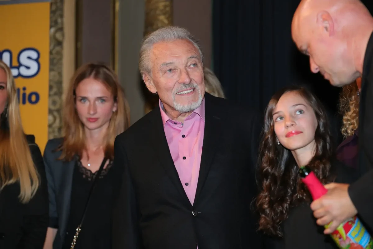 profimedia-0392622976 | TVGURU.cz Karel Gott je otočený na muže.