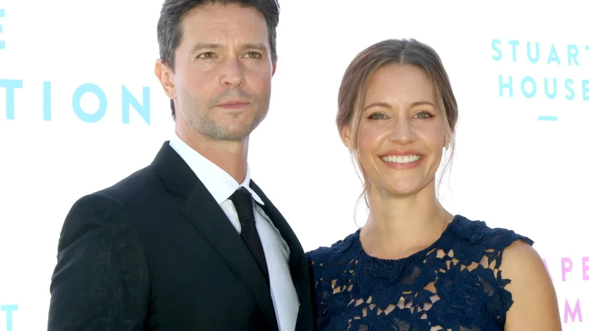 KaDee Strickland stojí vedle muže.