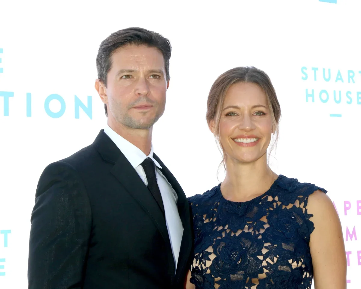 KaDee Strickland stojí vedle muže.