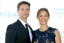 KaDee Strickland stojí vedle muže.