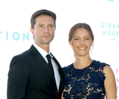 KaDee Strickland stojí vedle muže.