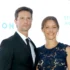 KaDee Strickland stojí vedle muže.