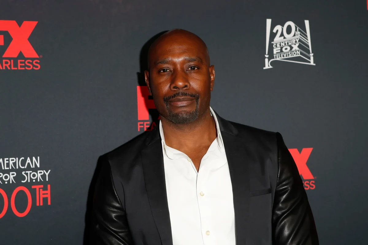 shutterstock_1542968024 | TVGURU.cz Morris Chestnut pózuje na fotku.