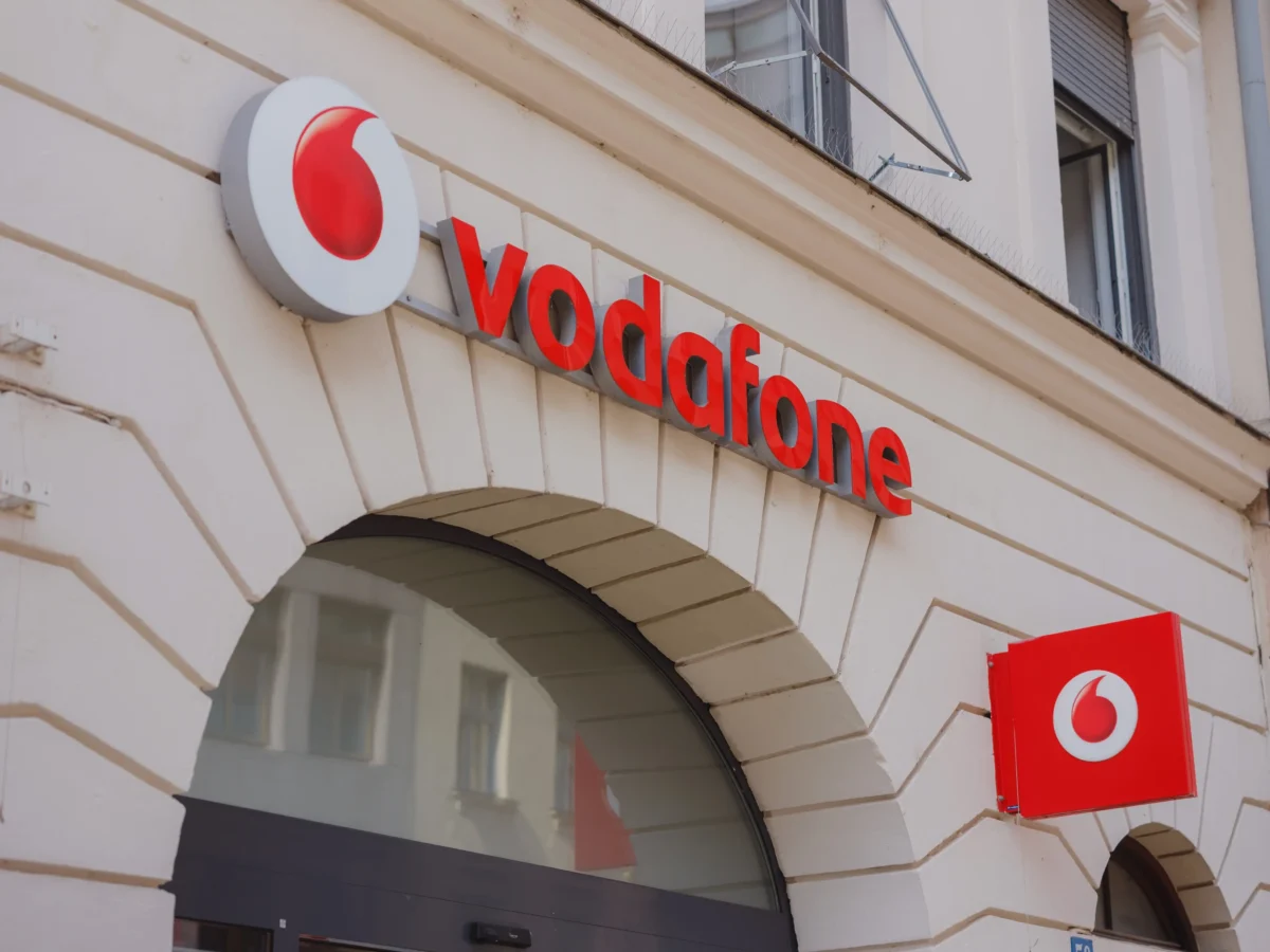 shutterstock_2283279853-2-2 | TVGURU.cz Nápis Vodafone na budově