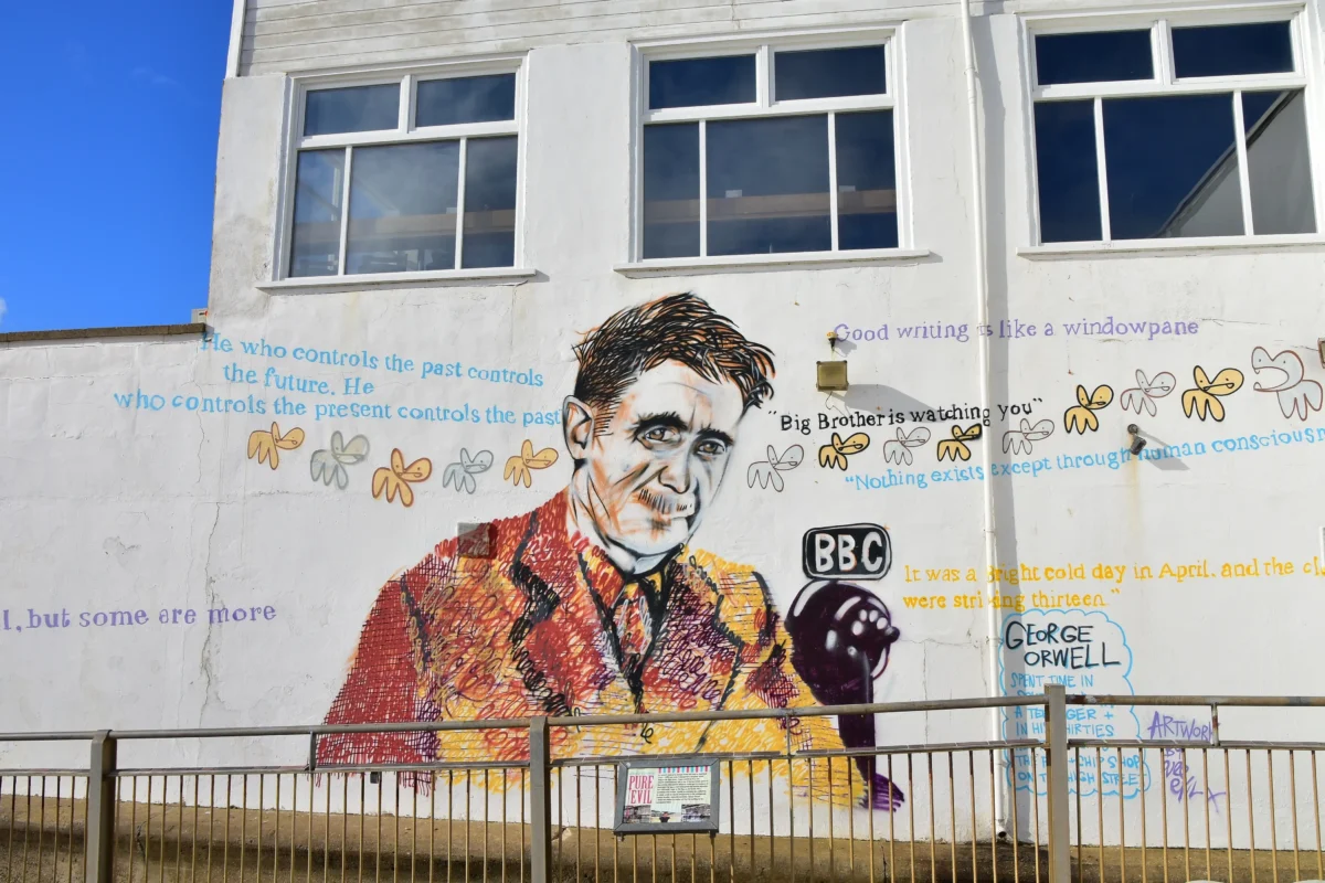 shutterstock_2435519887-2 | TVGURU.cz Na zdi domu je namalovaný George Orwell.