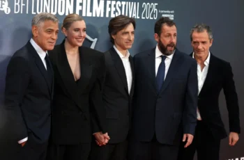 George Clooney stojí vedle lidí.