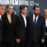 George Clooney stojí vedle lidí.