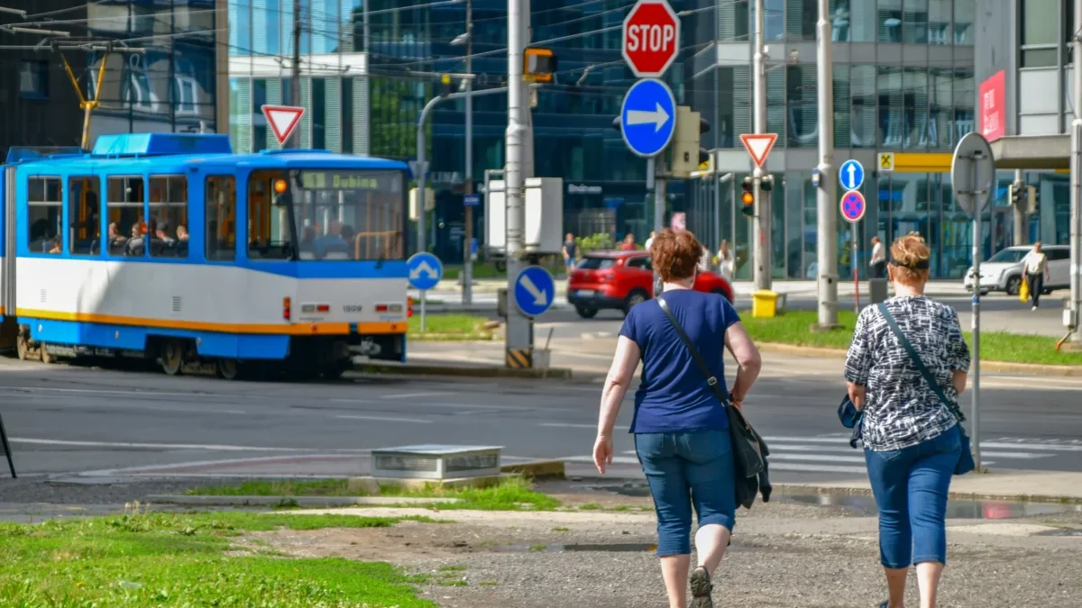 Ženy se procházejí po Ostravě.