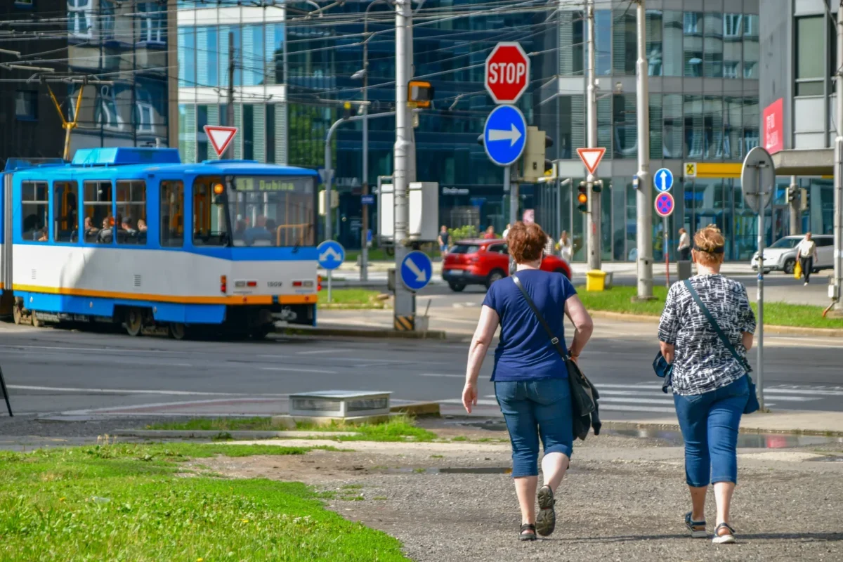Ženy se procházejí po Ostravě.
