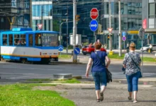 Ženy se procházejí po Ostravě.