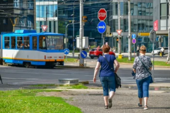 Ženy se procházejí po Ostravě.