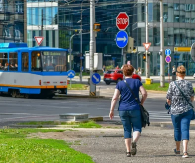 Ženy se procházejí po Ostravě.
