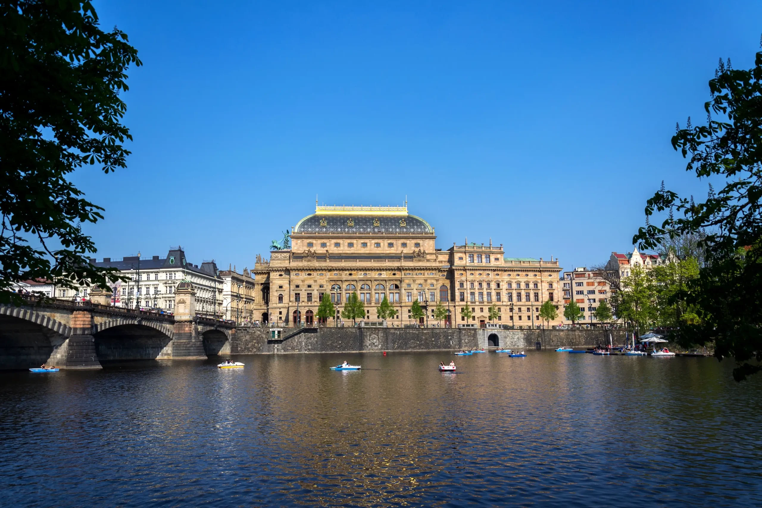 shutterstock_1685409622-2 | TVGURU.cz Národní divadlo v Praze