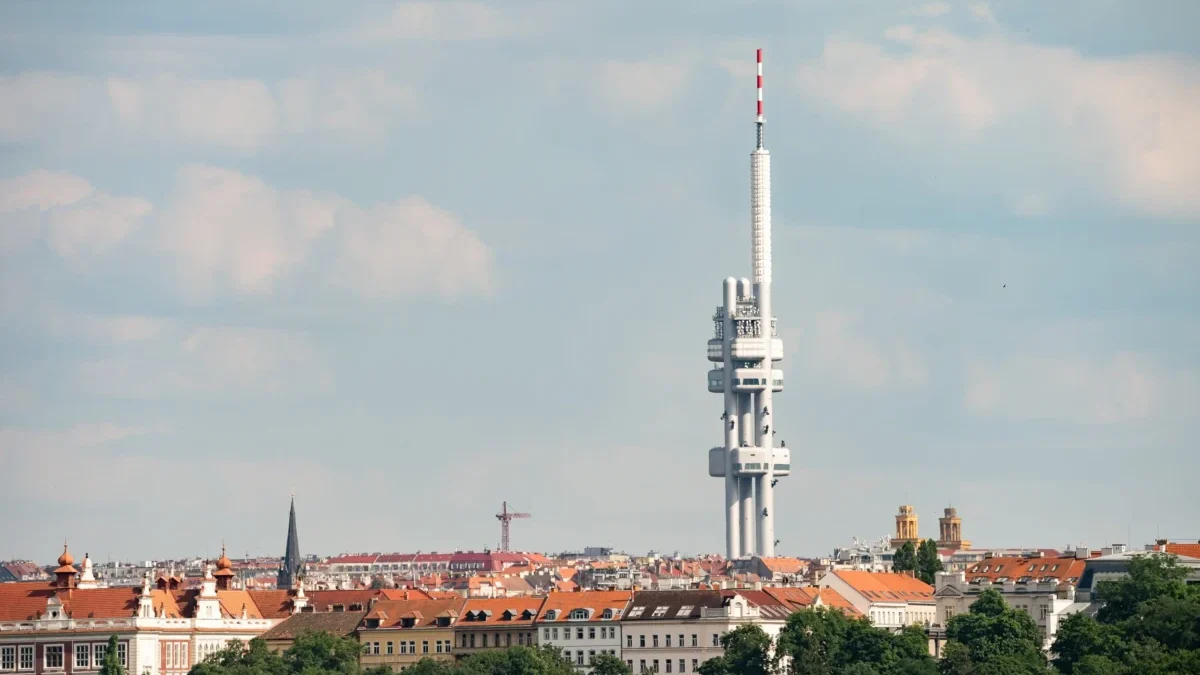televizní věž na kopci