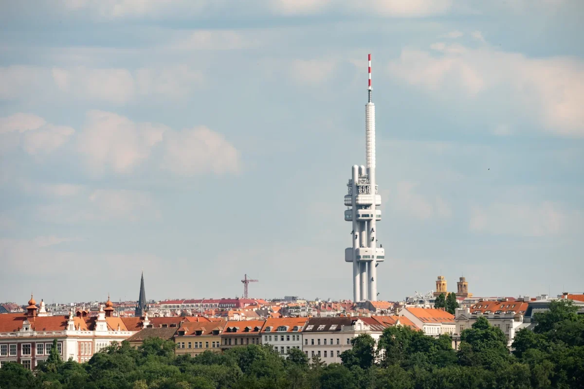 televizní věž na kopci