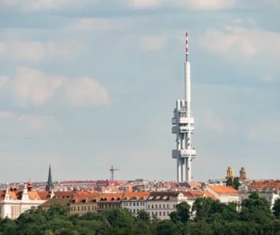 televizní věž na kopci