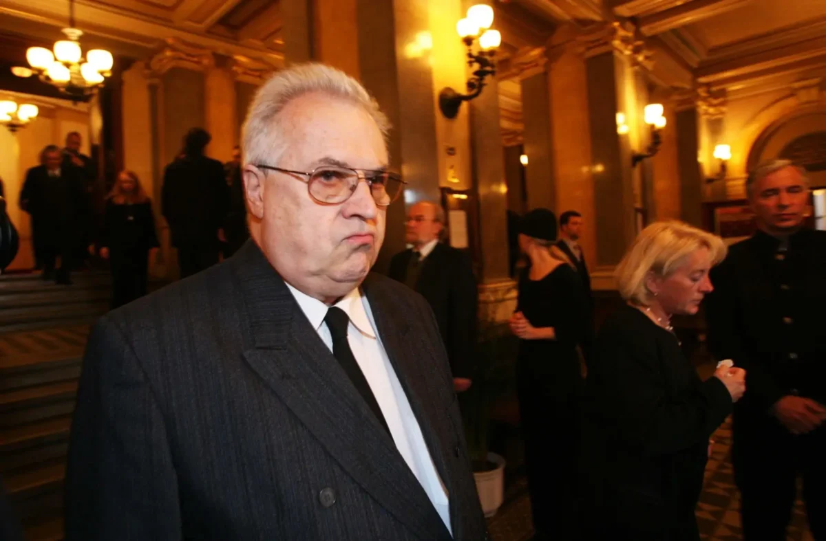 Muž s kravatou a v saku