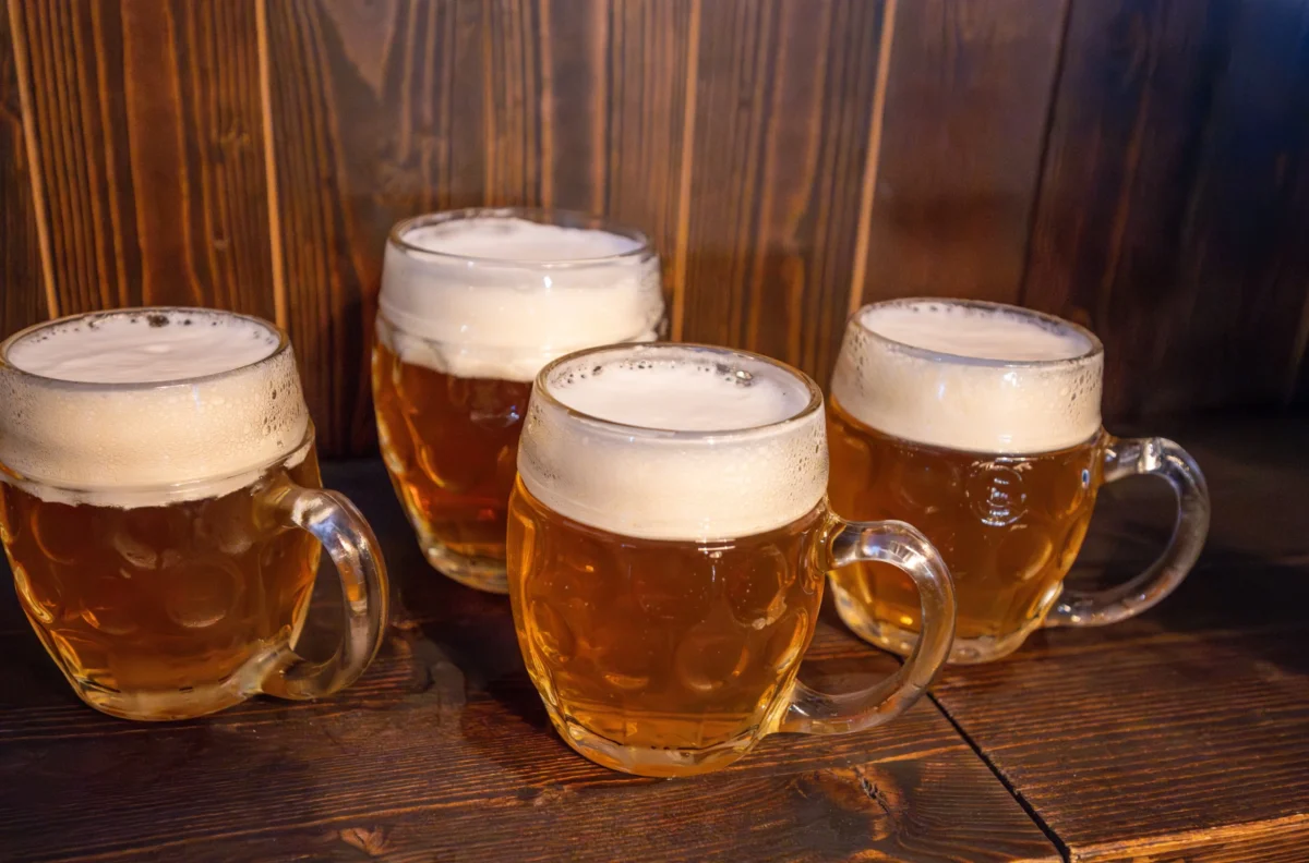 Čtyři piva ve sklenicích
