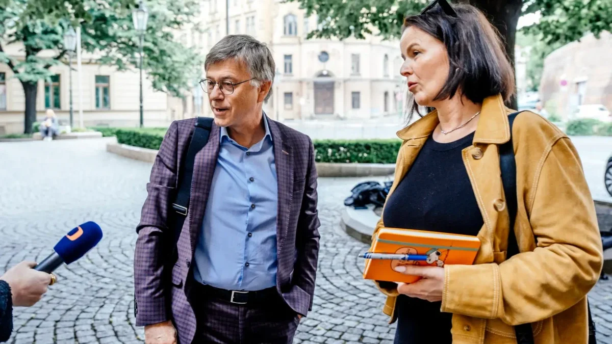 Hynek Chudárek postává vedle ženy a mikrofonu.