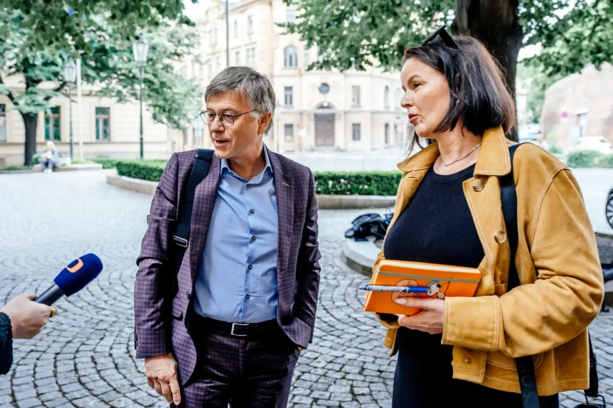 Hynek Chudárek postává vedle ženy a mikrofonu.