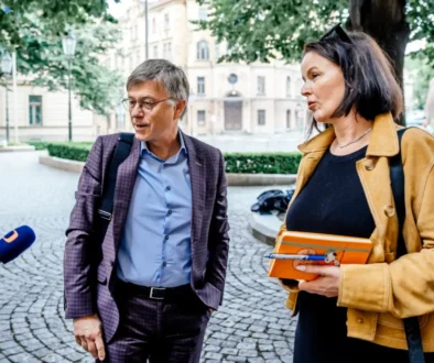 Hynek Chudárek postává vedle ženy a mikrofonu.
