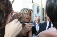 Jennifer Aniston se podepisuje.