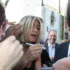 Jennifer Aniston se podepisuje.