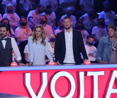 muži a ženy za pultem s nápisem Vojta