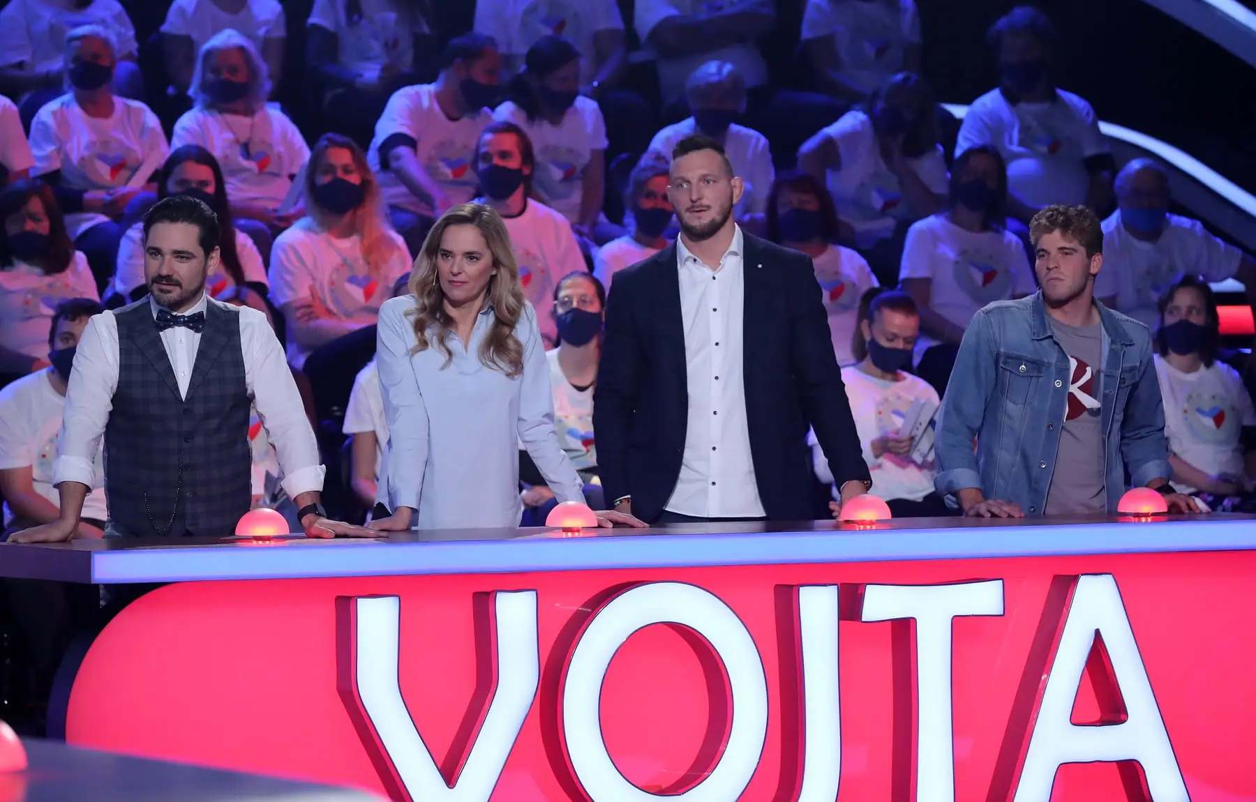 muži a ženy za pultem s nápisem Vojta