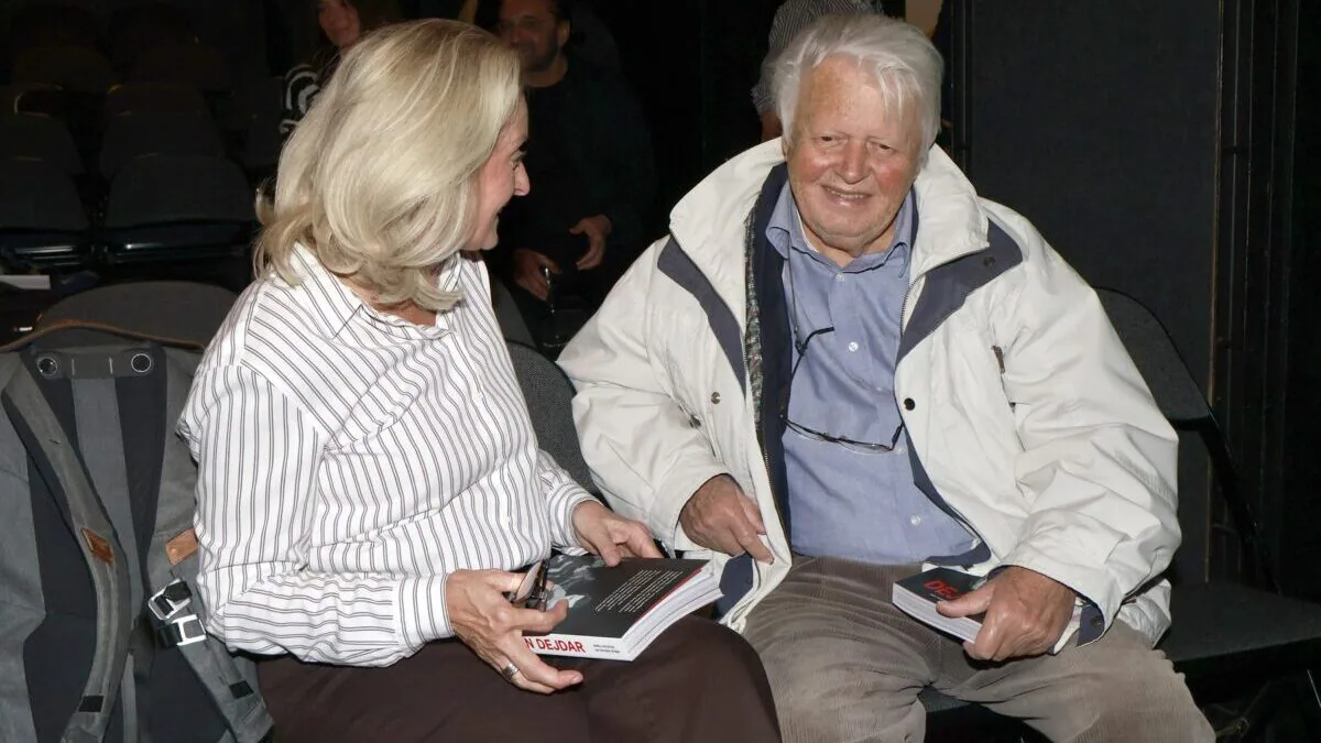 sedící Hynek Bočan se svojí ženou