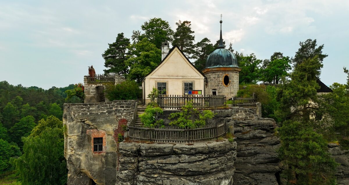 shutterstock_2643260791-změněno-na-3000x1597 | TVGURU.cz skalní hrad Sloup na skále