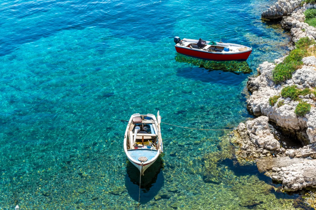 Natáčení nové české komedie probíhalo i na katamaránu v Řecku. Zdroj: Shutterstock | TVGURU.cz Moře, útes a dvě lodičky