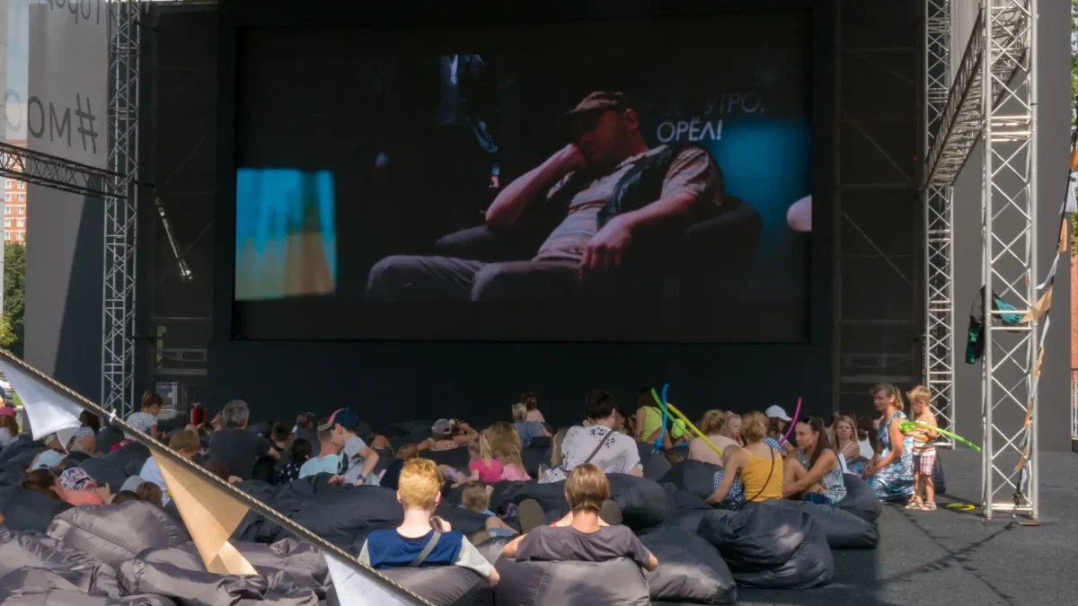 Lidé sledují letní kino.