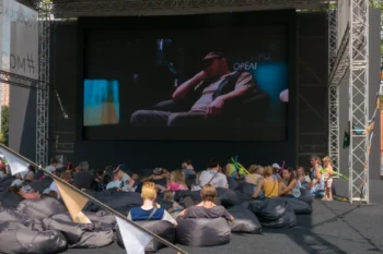 Lidé sledují letní kino.