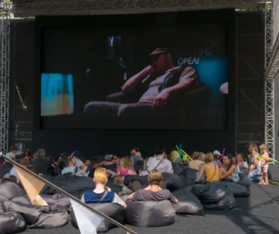 Lidé sledují letní kino.
