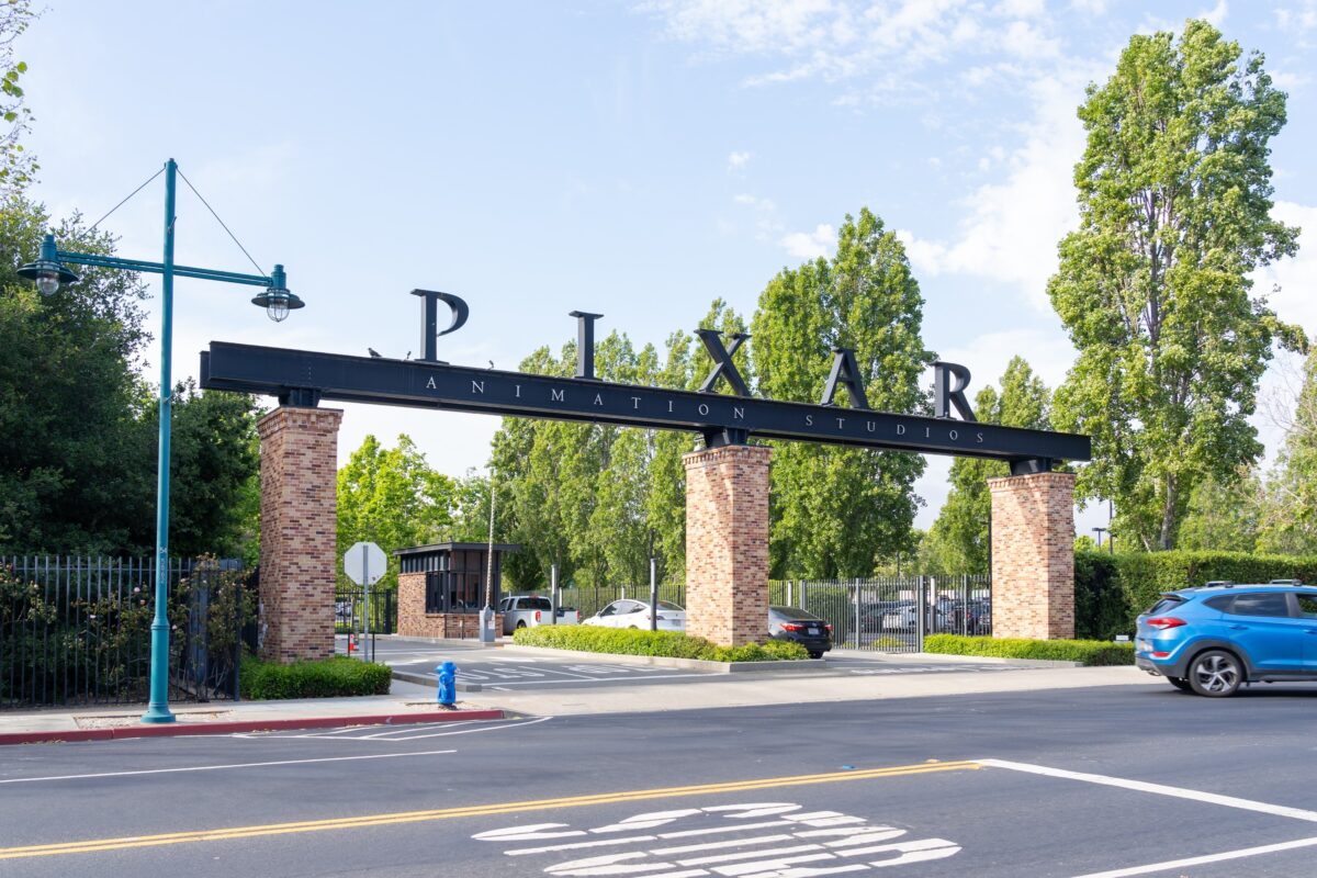 shutterstock_2352392359-změněno-na-3000x2000 | TVGURU.cz Vstupní cedule do Pixar Animation Studios umístěná mezi cihlovými sloupy pod modrou oblohou a stromy v okolí