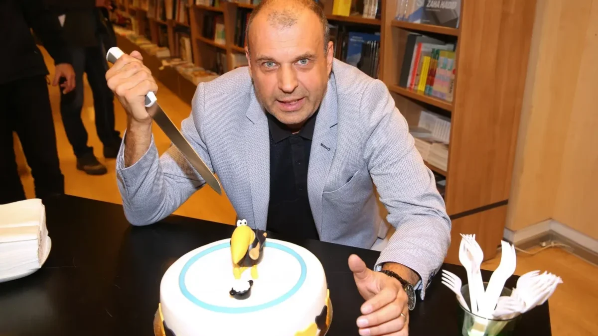 Muž s nožem píchajícím do dortu