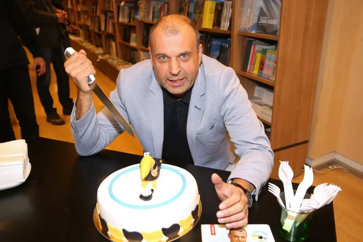 Muž s nožem píchajícím do dortu