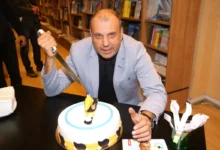 Muž s nožem píchajícím do dortu