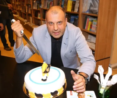 Muž s nožem píchajícím do dortu